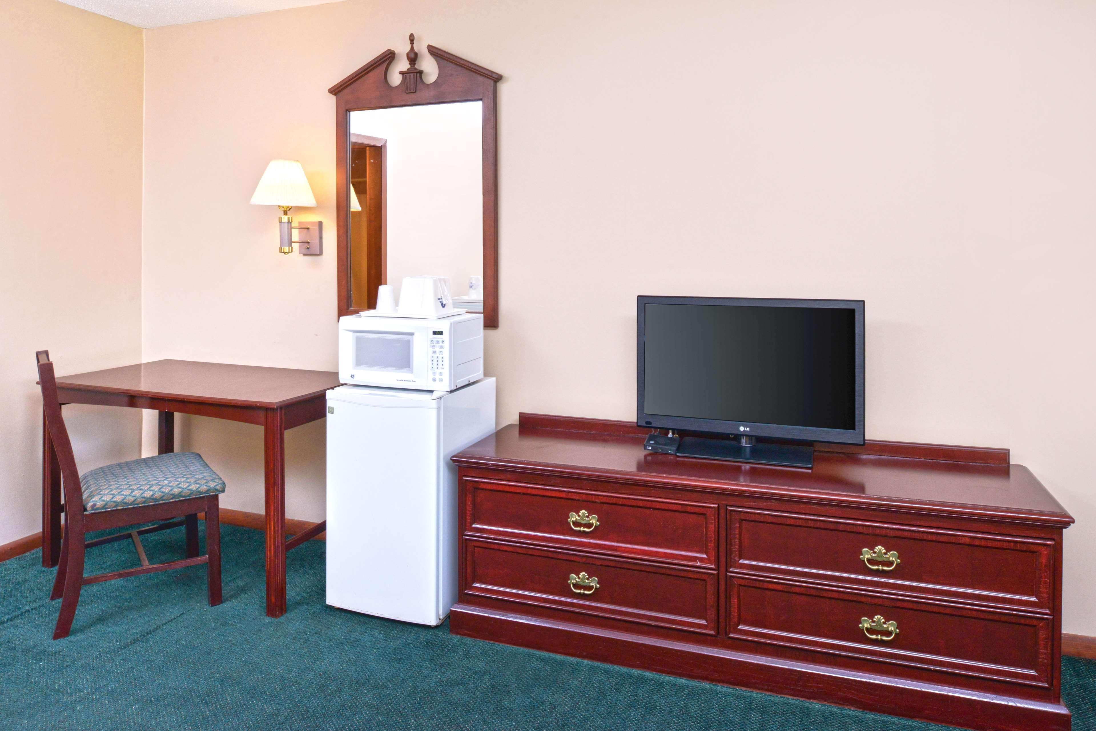 Americas Best Value Inn Платтсбург Экстерьер фото