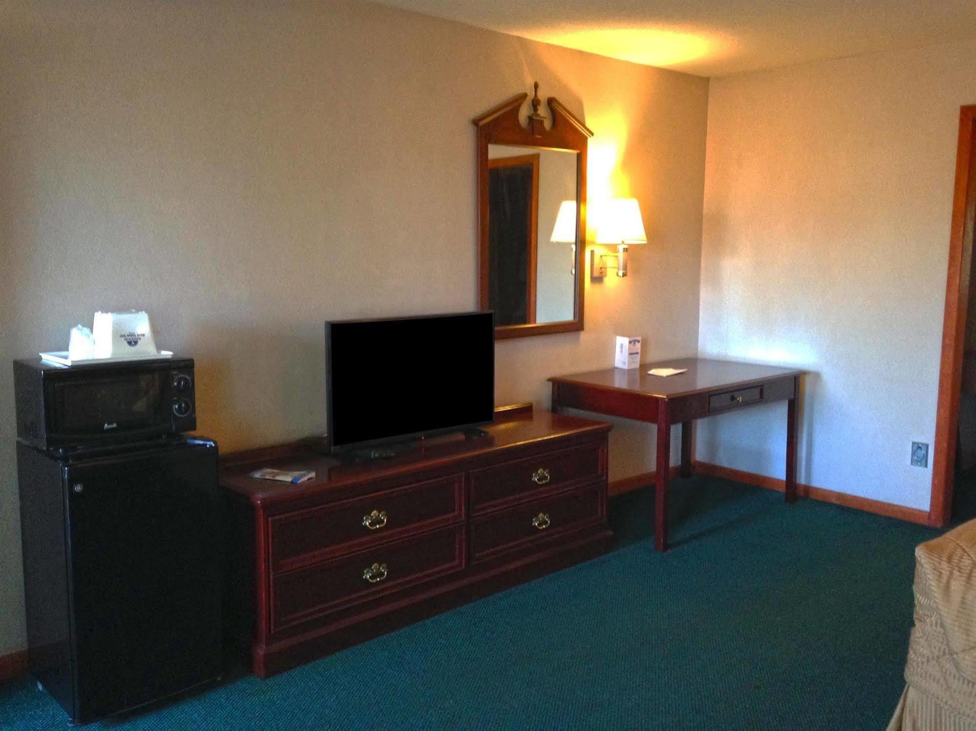 Americas Best Value Inn Платтсбург Экстерьер фото